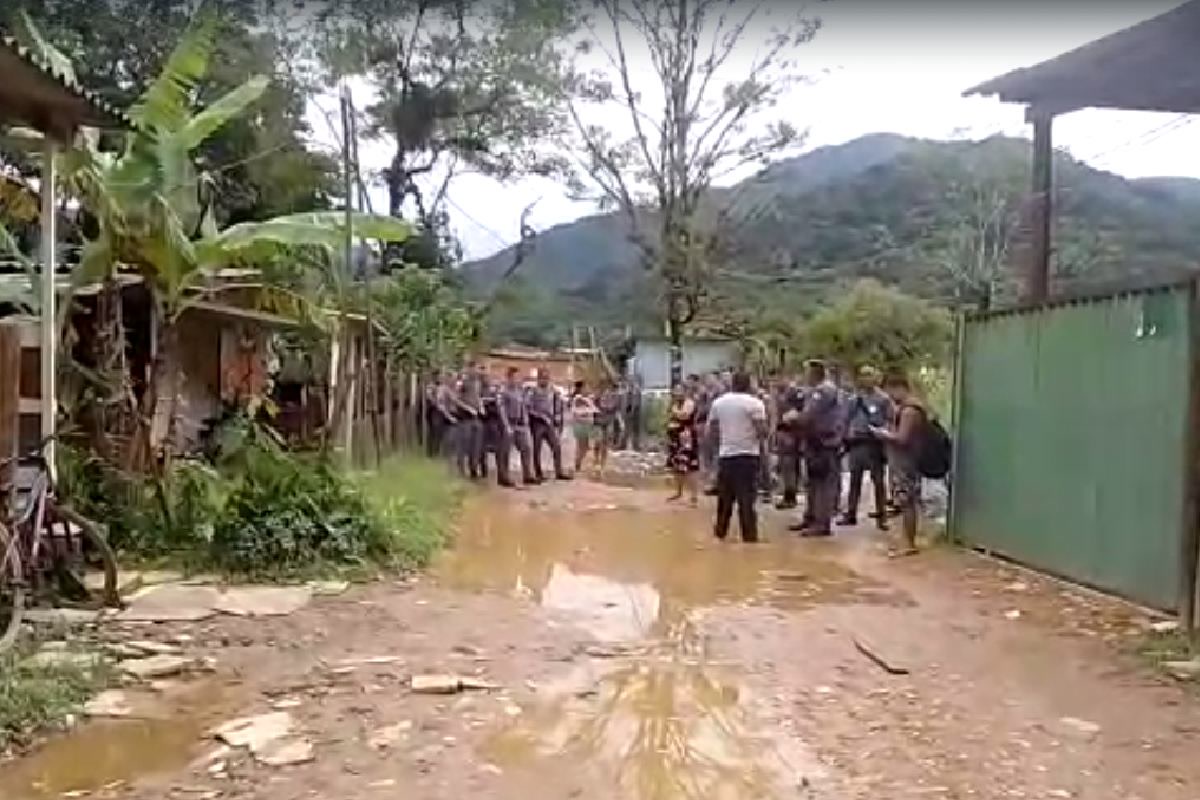 Vídeo: Vídeo: vizinhos impedem passagem de policiais que pretendiam demolir casas no litoral norte de SP