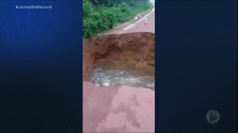 Vídeo: Forte chuva abre cratera em rodovia no Pará e interdita ao menos três estradas