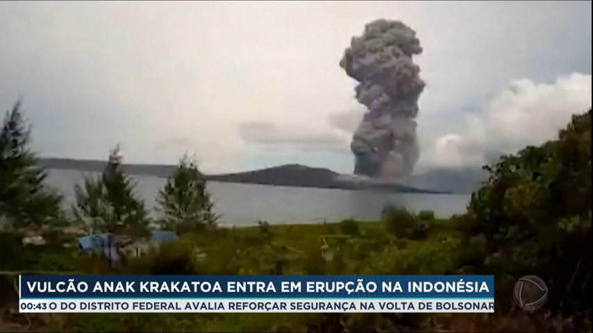 Vídeo: Vulcão Anak Krakatoa entra em erupção na Indonésia