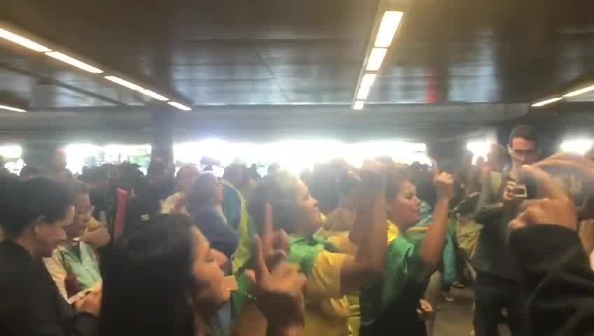 Vídeo: 'Deus, pátria, família, liberdade', gritam apoiadores de Bolsonaro no saguão do aeroporto