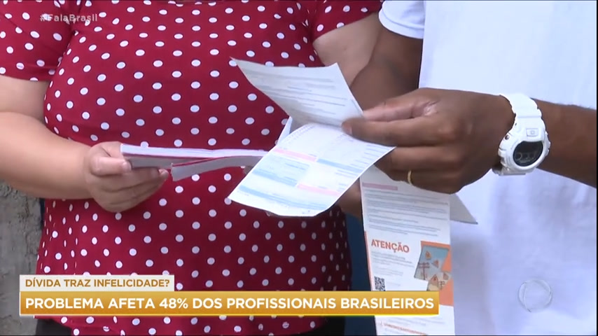 Vídeo: Metade dos trabalhadores brasileiros está infeliz por causa das dívidas