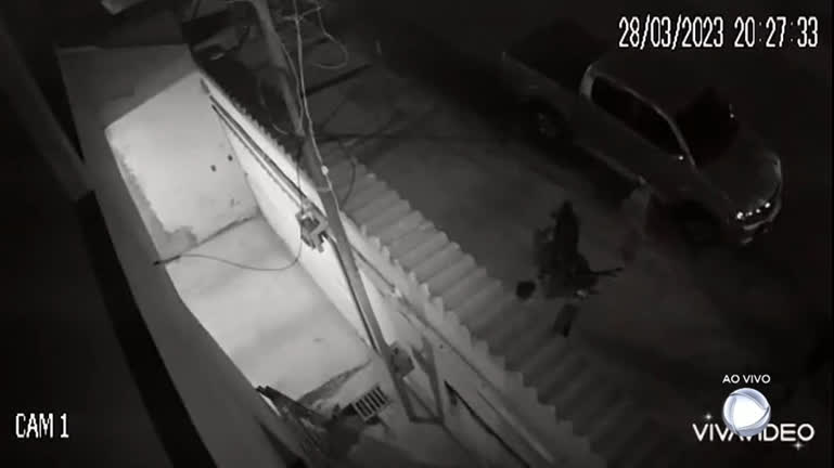 Vídeo: Suspeitos furtam moto e empurram pelas ruas do Areal