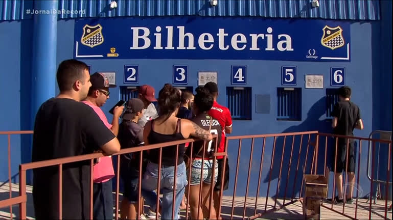Vídeo: Procura por ingressos para final do Paulistão na Arena Barueri trava vendas na internet