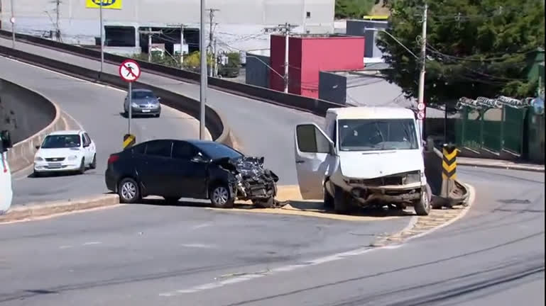 Vídeo: Perseguição policial termina em acidente de trânsito em Contagem (MG)