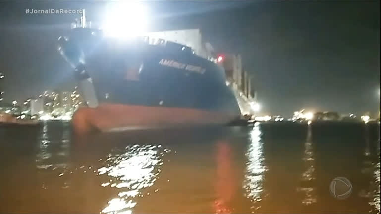Vídeo: Navio quase provoca acidente ao sair do porto de Santos (SP)