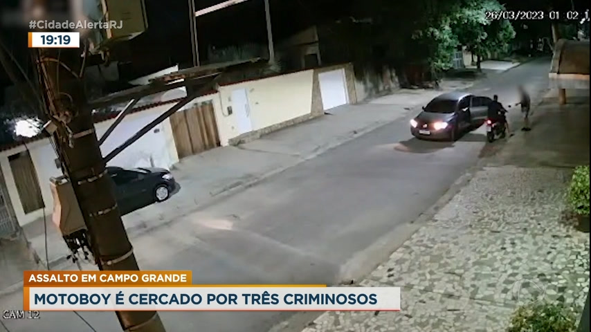 Vídeo: Câmera de segurança flagra assalto a motoboy em Campo Grande, zona oeste do Rio