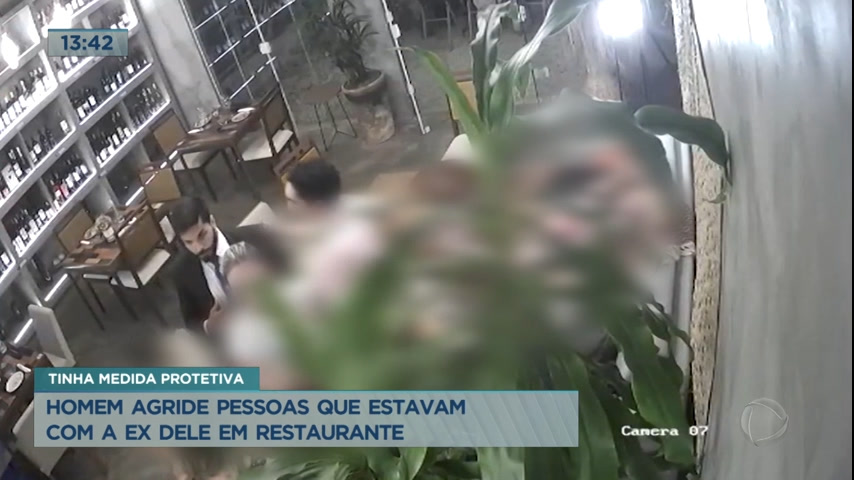 Vídeo: Vídeo: homem agride amigos de ex-namorada em restaurante na Asa Sul (DF)