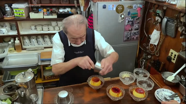 Vídeo: Chefe de cozinha japonês viraliza com técnica especial para servir pudins