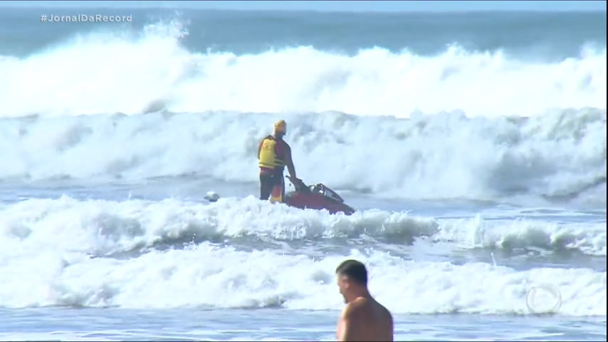 Vídeo: Corpo de rapaz que se afogou no litoral paulista é encontrado; dois banhistas seguem desaparecidos