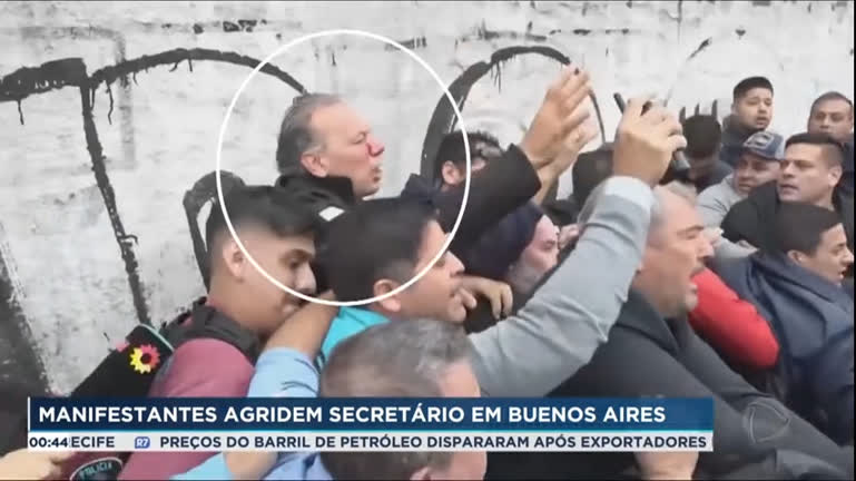 Vídeo: Secretário argentino é agredido por manifestantes em Buenos Aires