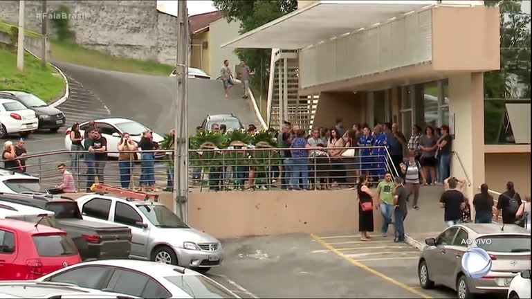 Vídeo: Velório das crianças mortas em creche em Santa Catarina acontece hoje (6)