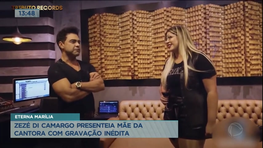 Vídeo: Zezé di Camargo presenteia mãe de Marília Mendonça com música