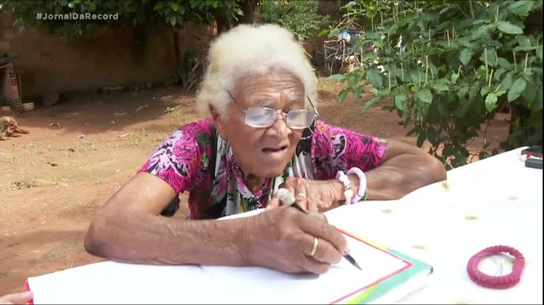 Vídeo: Idosa não desiste de sonho e, aos 90 anos, se matricula em escola para aprender a ler