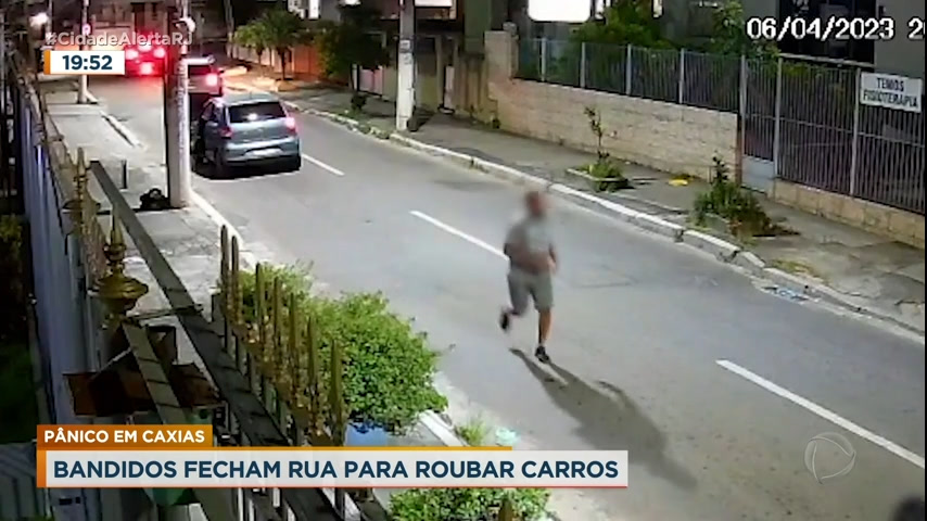Vídeo: Bandidos fecham rua para roubar carros na Baixada Fluminense