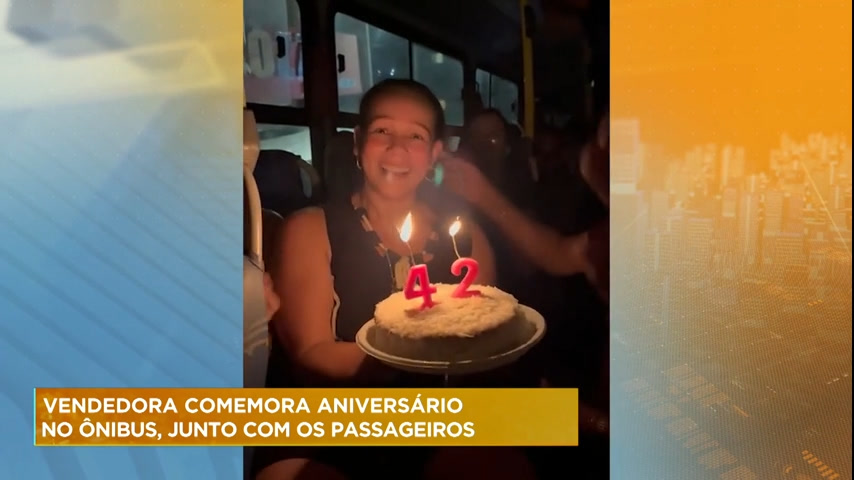 Vendedora comemora aniversário dentro de coletivo com amigos passageiros