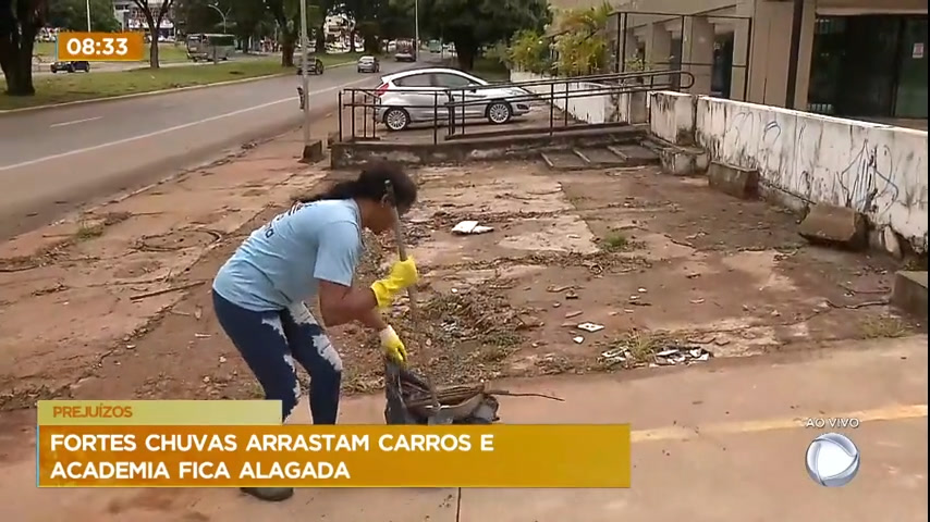 Vídeo: Funcionários de comércio da Asa Norte (DF) limpam sujeira deixada depois de chuva forte desta segunda