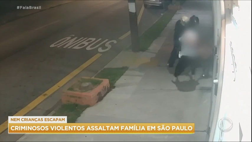 Vídeo: Assaltantes roubam mãe e filha em ponto de ônibus em São Paulo