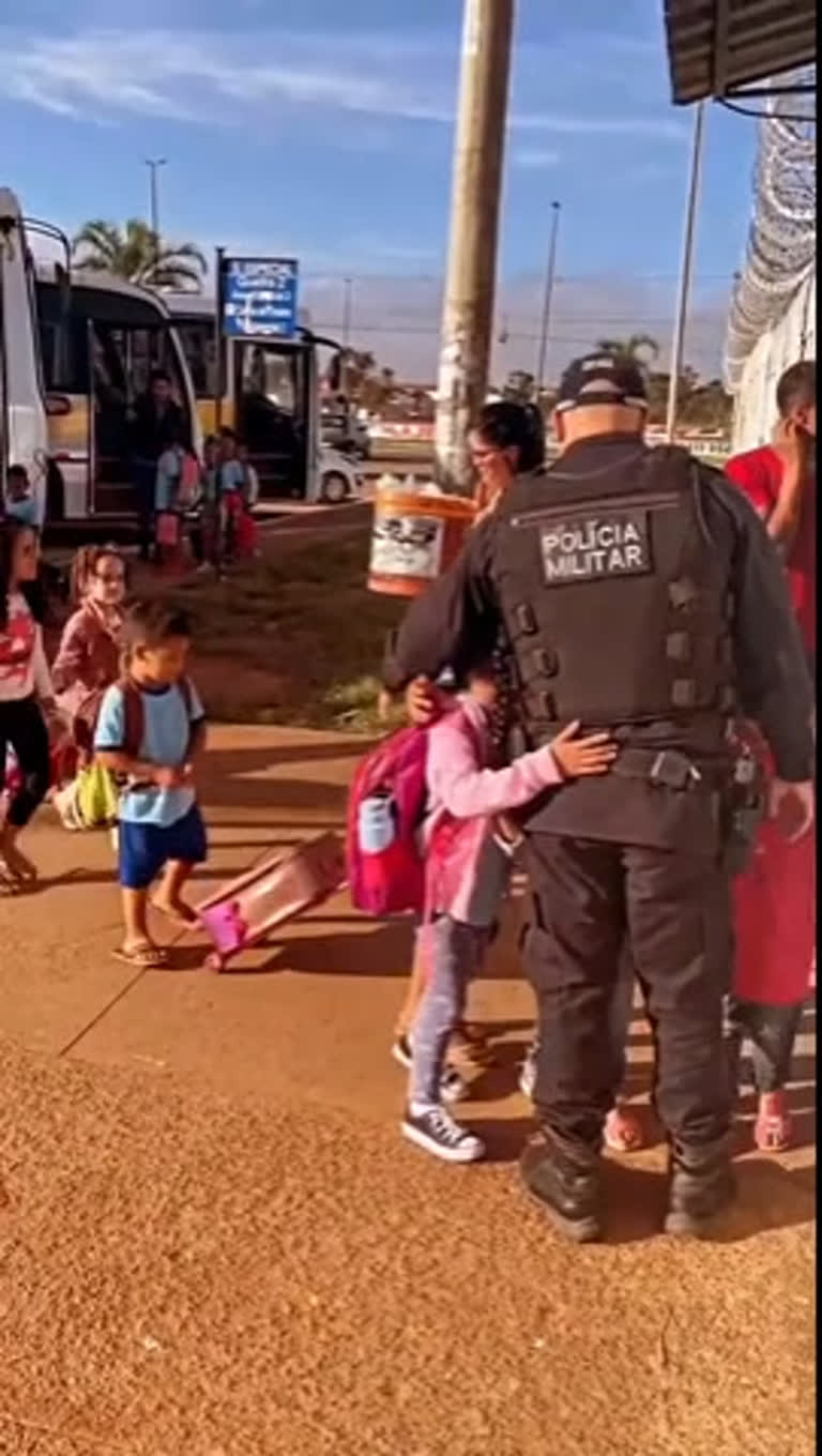Crianças abraçam policial que monitora escola pública no DF; veja vídeo, image size:768x1360