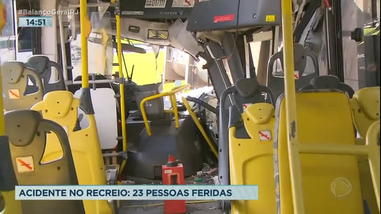 Vídeo: Acidente entre ônibus e caminhão deixa 23 pessoas feridas no Rio
