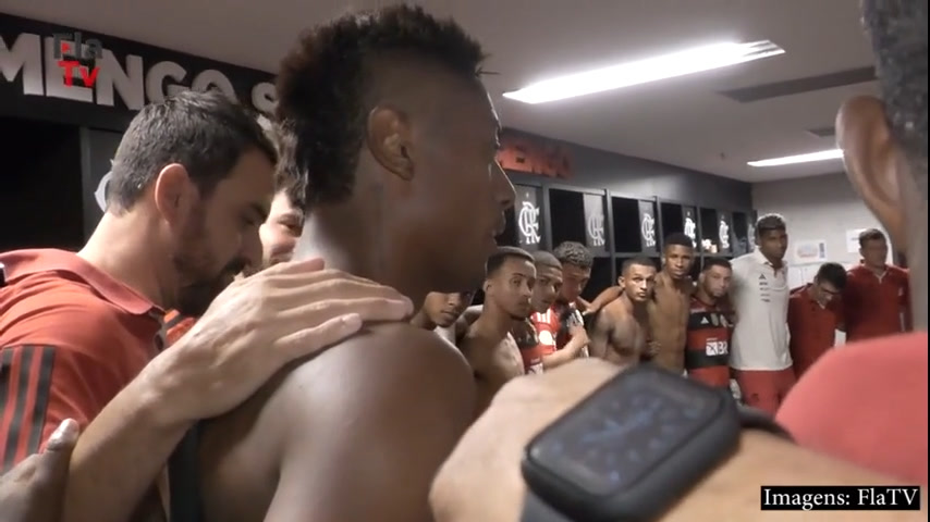 Vídeo: Bruno Henrique é aplaudido e se emociona no vestiário após retorno: '10 meses de muita luta'