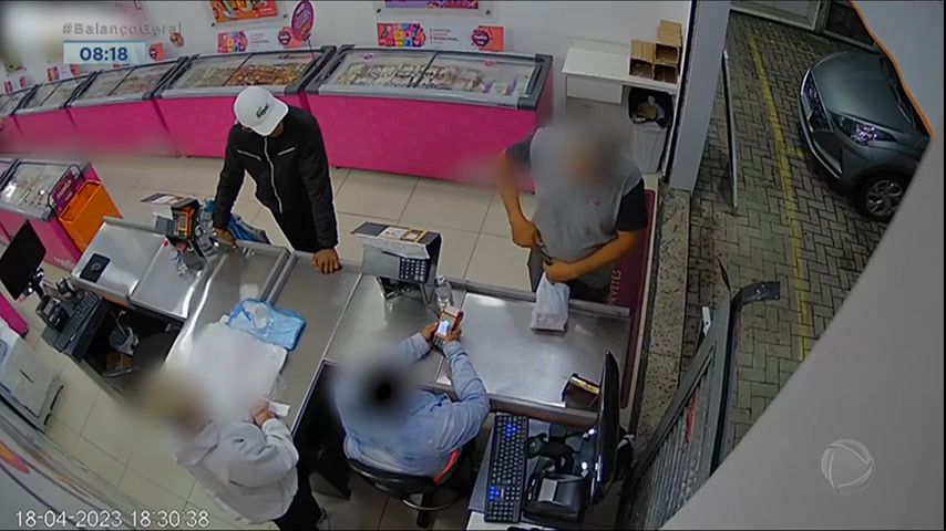 Vídeo: Ladrão ameaça funcionárias e faz a limpa em sorveteria na Grande São Paulo