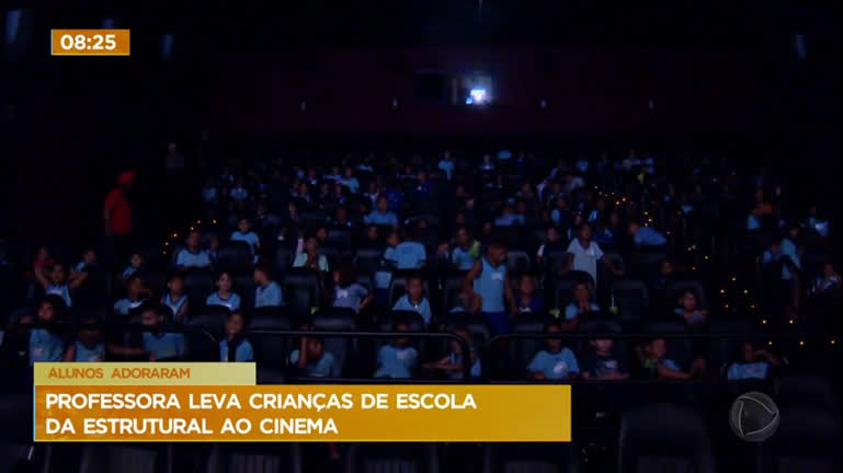 Vídeo: Professora da rede pública viraliza na internet por comprar ingressos de cinema para alunos