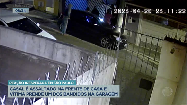 Vídeo: Casal é assaltado na frente de casa e homem prende um dos bandidos na garagem