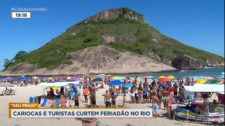 Vídeo: Cariocas e turistas aproveitam praia no feriadão no Rio