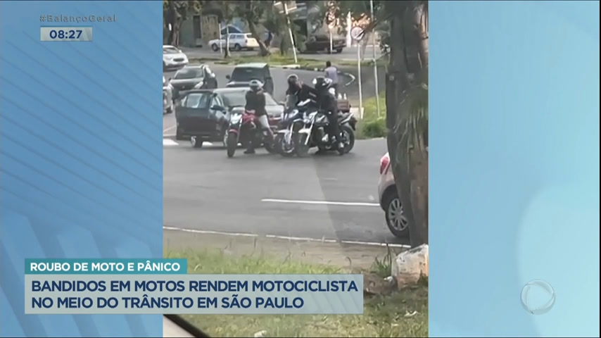 Vídeo: Bandidos rendem motociclista no meio do trânsito em SP
