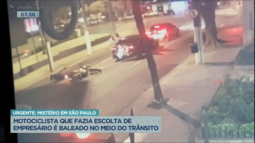 Vídeo: Motociclista que fazia escolta de empresário é baleado no meio do trânsito em SP