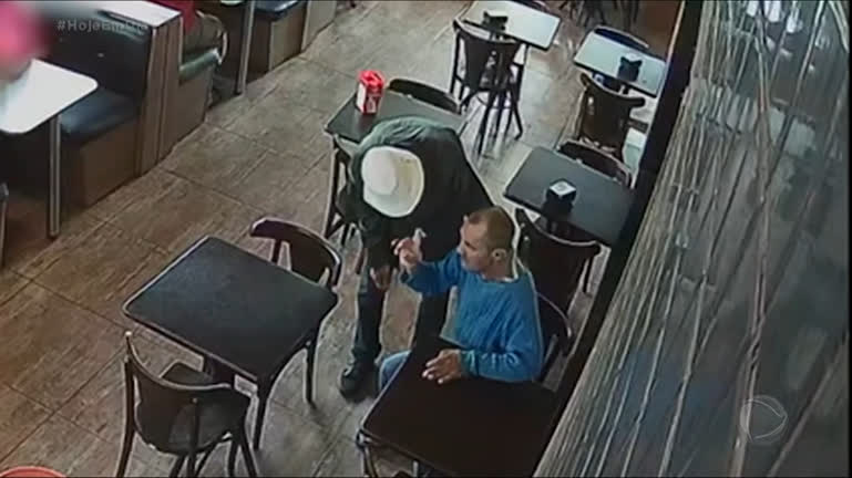 Vídeo: Câmeras flagram filho abandonando pai idoso em padaria