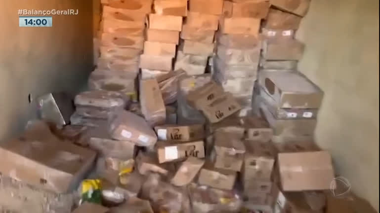 Vídeo: PMs recuperam carga de frango em Manguinhos, zona norte do Rio