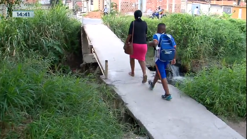 Vídeo: Moradores sofrem com péssimas condições de ponte em Queimados, na Baixada Fluminense
