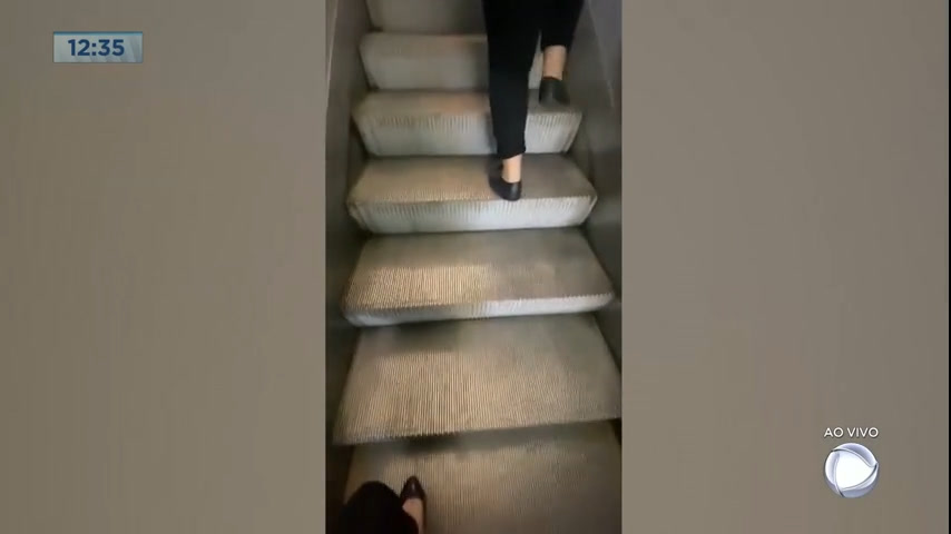 Vídeo: Escada rolante do metrô para de funcionar e prejudica passageiros