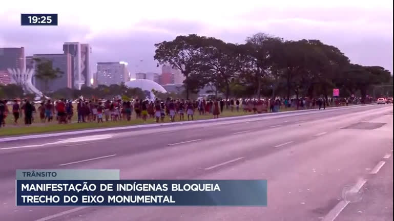 Vídeo: Manifestação de indígenas bloqueia trecho do Eixo Monumental
