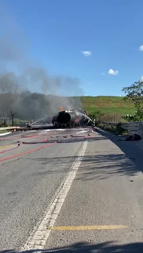 Vídeo: Motorista morre após explosão de caminhão tanque em Valadares