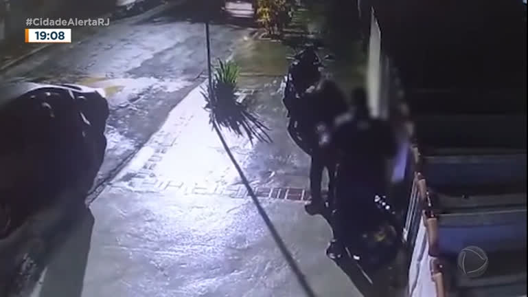 Vídeo: Motoboy é assaltado em Irajá, na zona norte do Rio