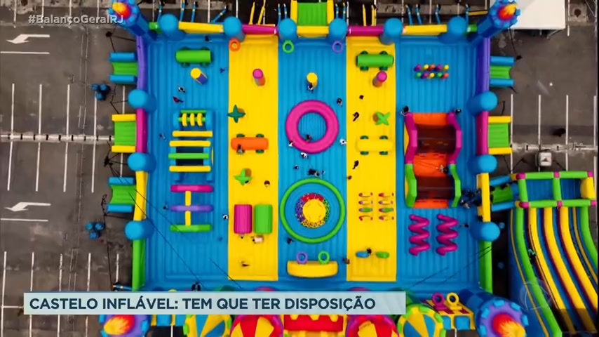 Vídeo: Castelo inflável com 2.500 m² anima criançada na Barra da Tijuca