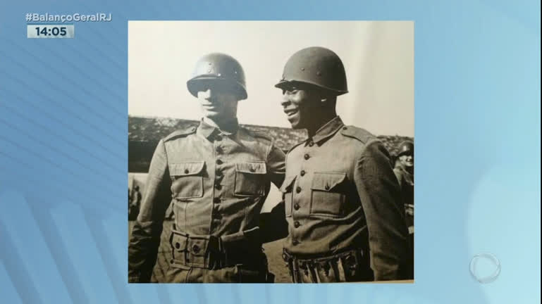 Vídeo: Rei Pelé: Exército homenageia e relembra carreira do jogador
