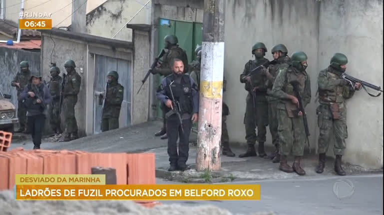 Vídeo: Marinha e Polícia Civil realizam operação no Rio para achar suspeitos de roubar fuzil
