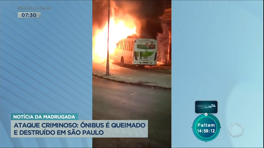 Vídeo: Bandidos colocam fogo e destroem ônibus em Guarulhos (SP)