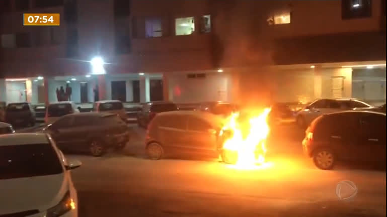 Vídeo: Vídeo: carro pega fogo em estacionamento na Asa Norte (DF)