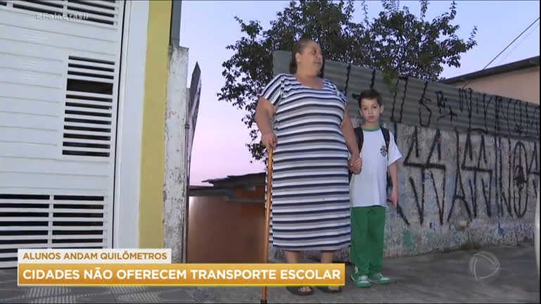 Vídeo: Sem transporte, alunos andam quilômetros pelo Brasil para chegar à escola