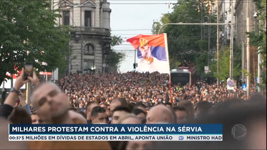 Vídeo: Milhares protestam contra a violência na Sérvia