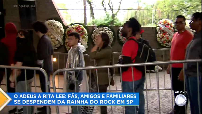 Vídeo: Fãs chegam ao velório da cantora Rita Lee em São Paulo