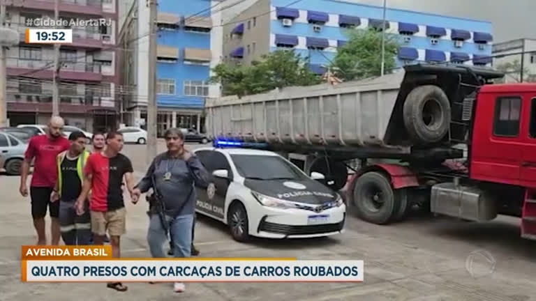 Vídeo: Quatro homens são presos quando transportavam carcaças de carros roubados no Rio