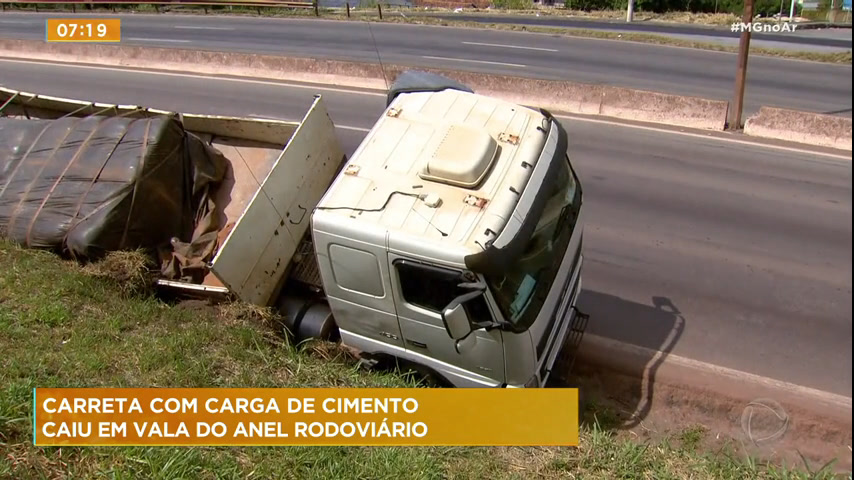 Vídeo: Carreta carregada com cimento tomba no Anel Rodoviário em Belo Horizonte