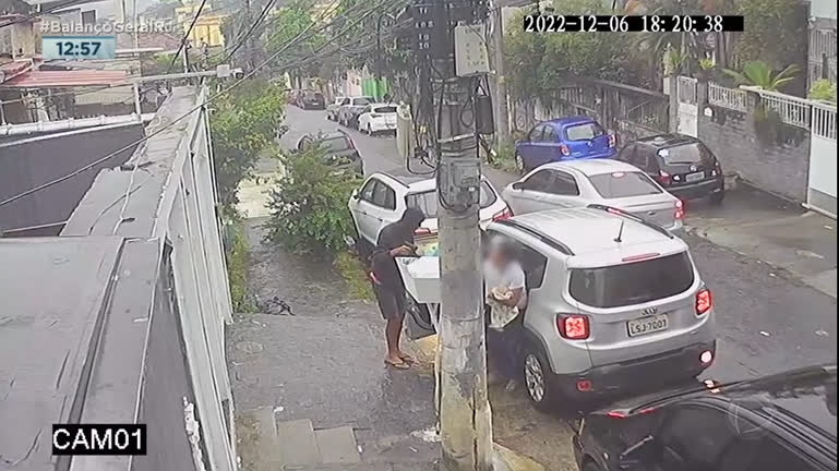 Vídeo: Bandidos roubam carro de família na zona norte do Rio