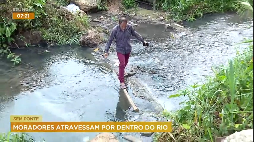 Vídeo: Moradores atravessam rio para ter acesso a rodovia, na Baixada Fluminense