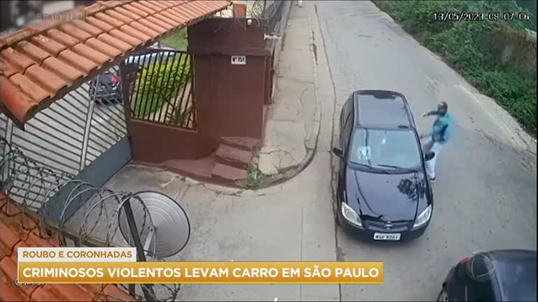 Vídeo: Bandidos violentos roubam carro e agridem motorista em São Paulo